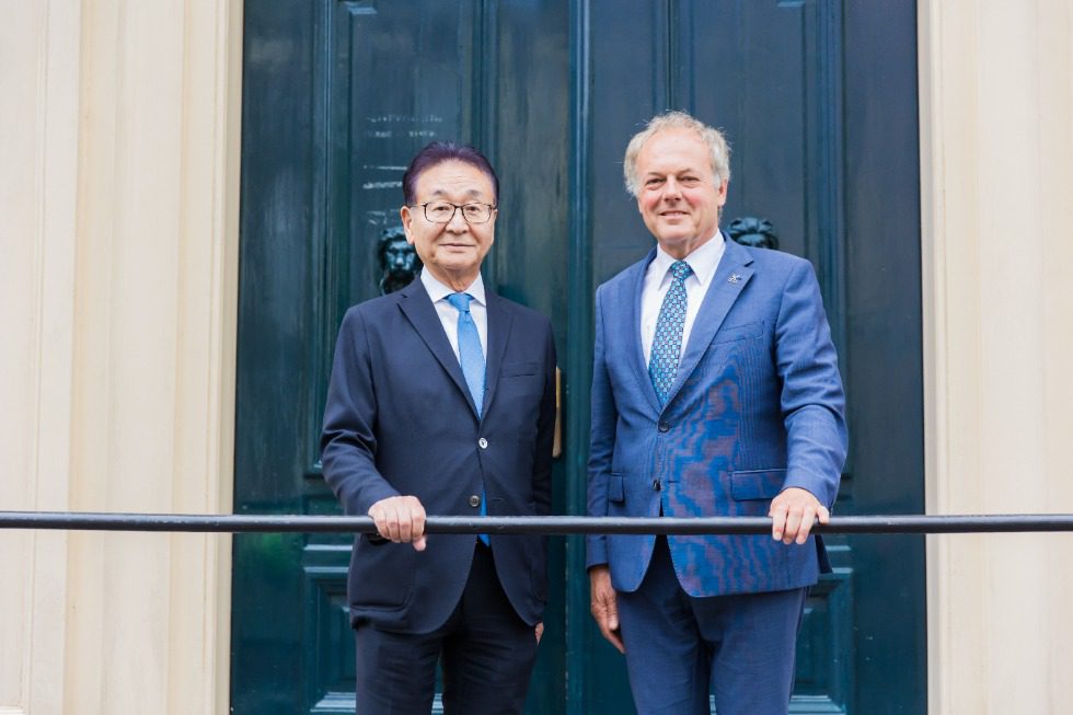 A picture of the Chairman Shin Ashida with physician Philipp Franz.