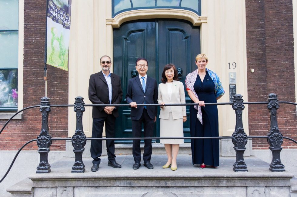 A picture of the Chairman Shin Ashida with the General manager of JCR Europe Anne Bechet.