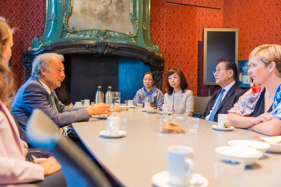 A picture Shin Ashida, President and Chairman of the Board of JCR Pharmaceuticals Co. Ltd., in Leiden sitting at a table with Mayor Henri Lenferink.