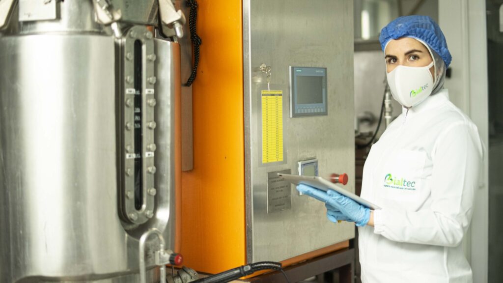 A picture of an employee in the laborratory of Bialtec.