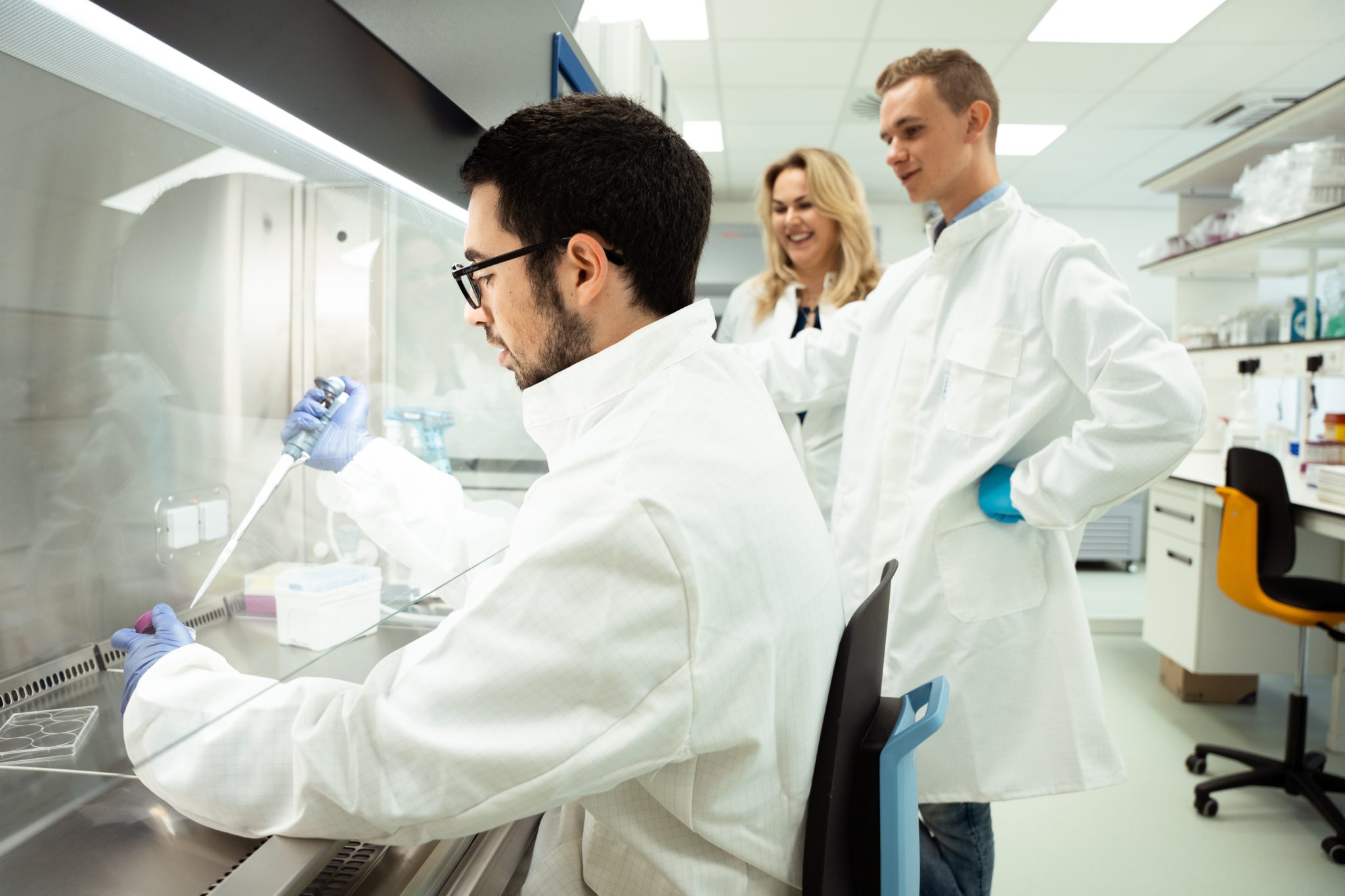 MIDA Biotech employees in the laboratory.