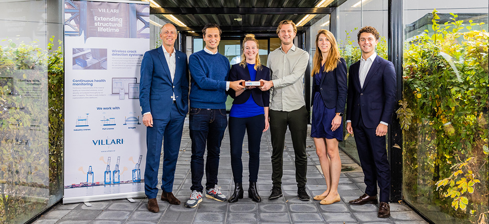 Het team van Villari ontvangt de investering van UNIIQ.