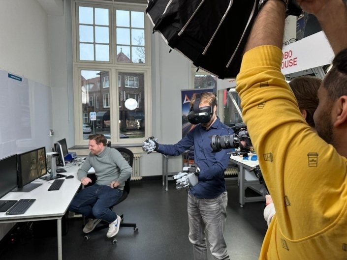 Een training met Virtual Reality technologie die belangrijk is voor SenseGlove, CRAFT Education en The Barn.