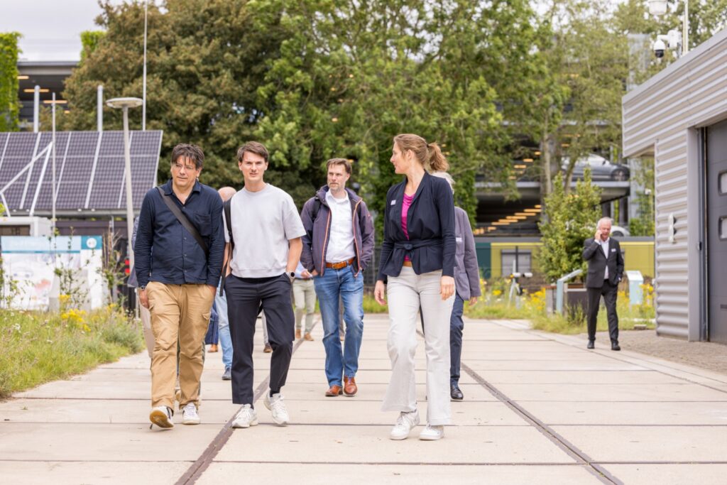 Personen lopen buiten bij Kennissessie: hack-out scenario – The Green Village.