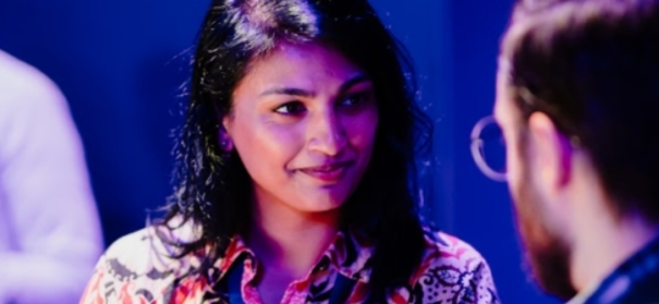 vrouw met zwart haar