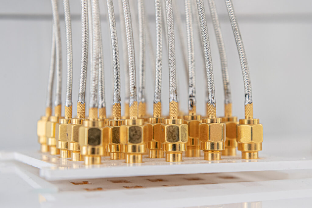 Een foto van kabels, Qubit Lab.