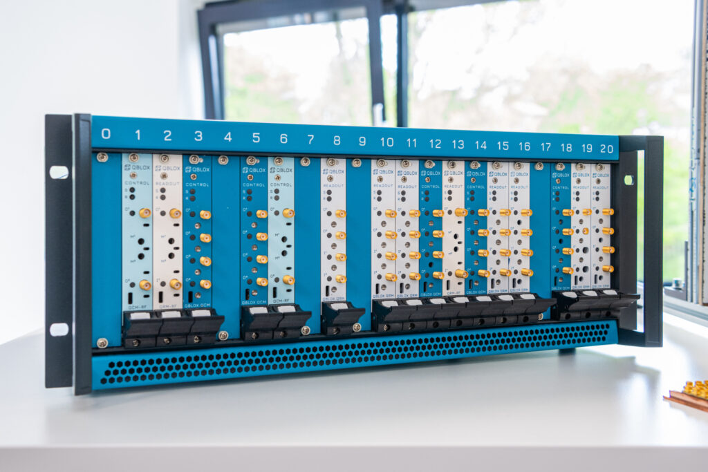 Een foto van de werkende quantumcomputer van Qblox.
