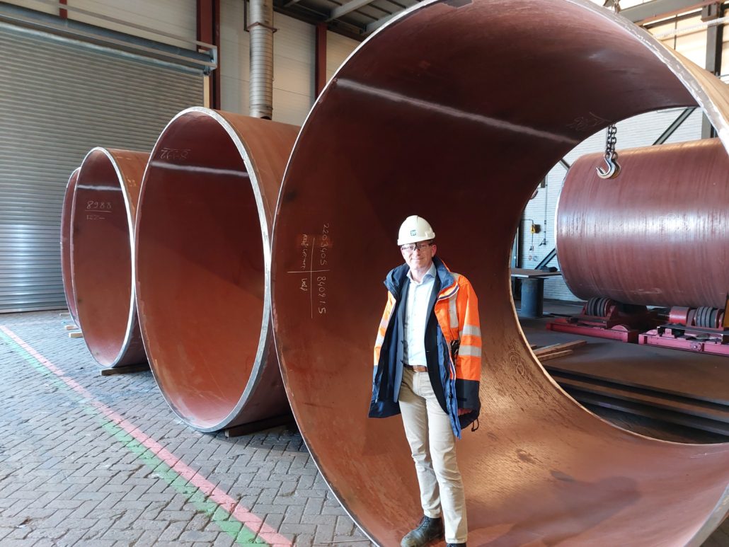 Directeur Paul Nederlof staat voor een paar buizen bij VandeGrijp.