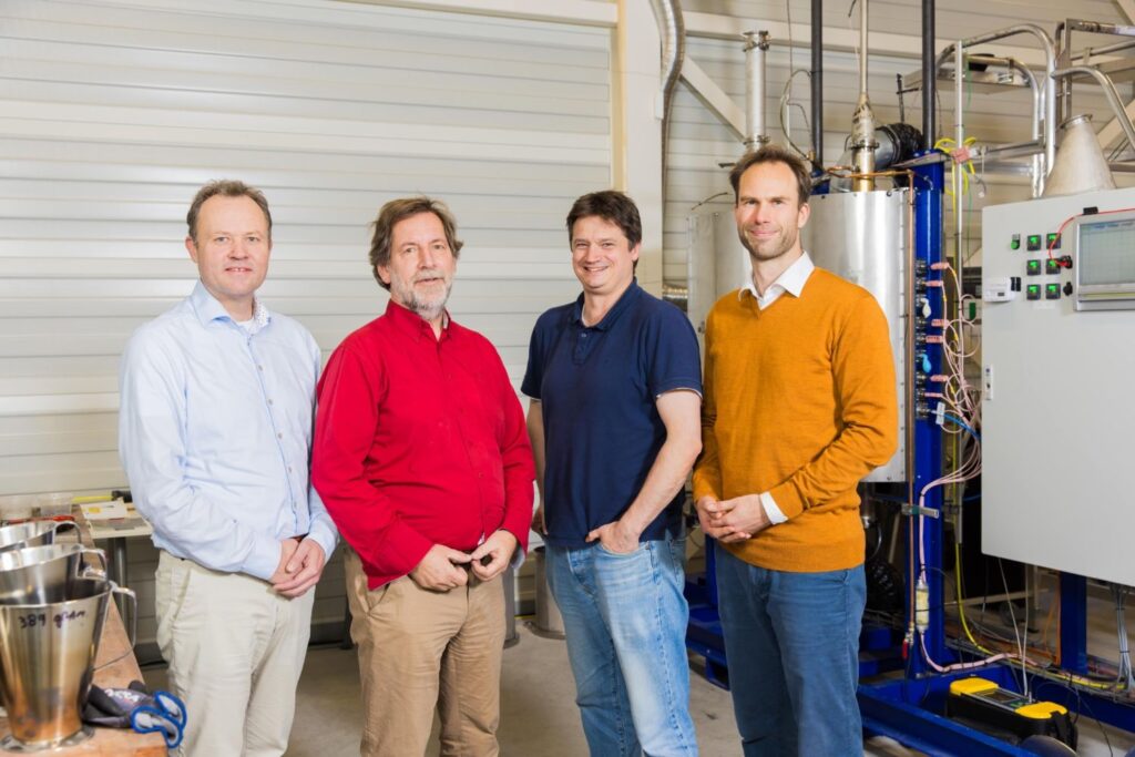 DOPS Recycling Technologies collega's in een bedrijfsruimte