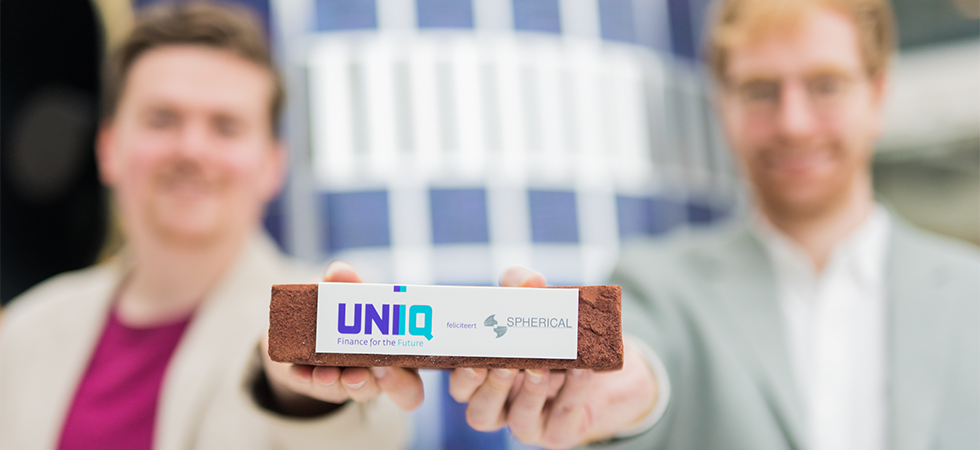 De logo's van UNIIQ en Spherical Systems.