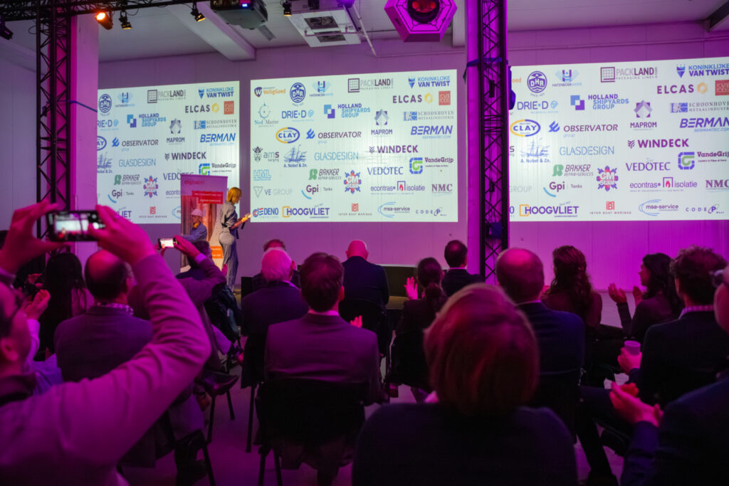 ondernemers kijken naar presentatie op Datawerf evenement