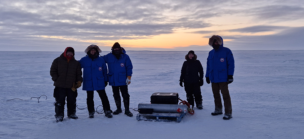 Het Arctic Reflections team op het ijs.
