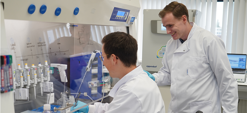 Twee wetenschappers in het laboratorium van Artica Therapeutics.