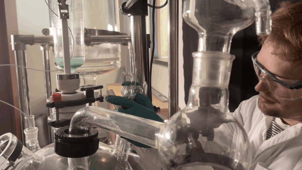 Persoon aan het werk in het laboratorium