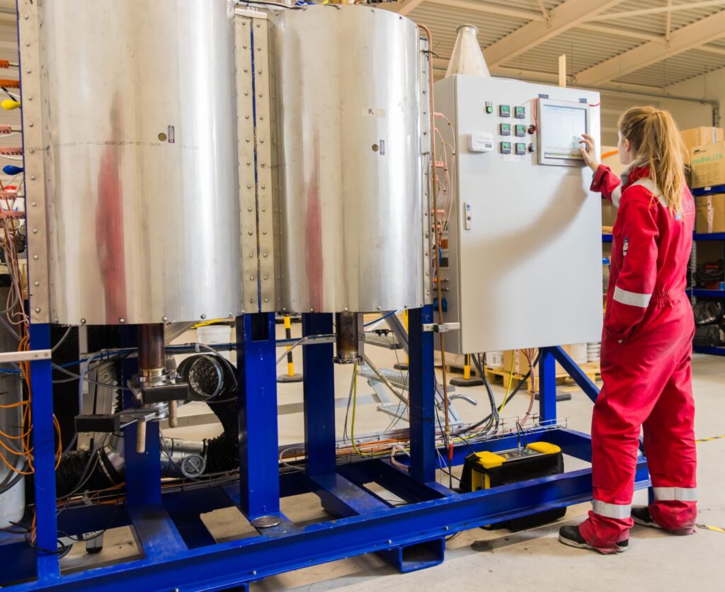 DOPS medewerker bij een machine