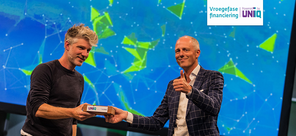 Een foto van de uitreiking van de investering tussen Kalpana en UNIIQ.
