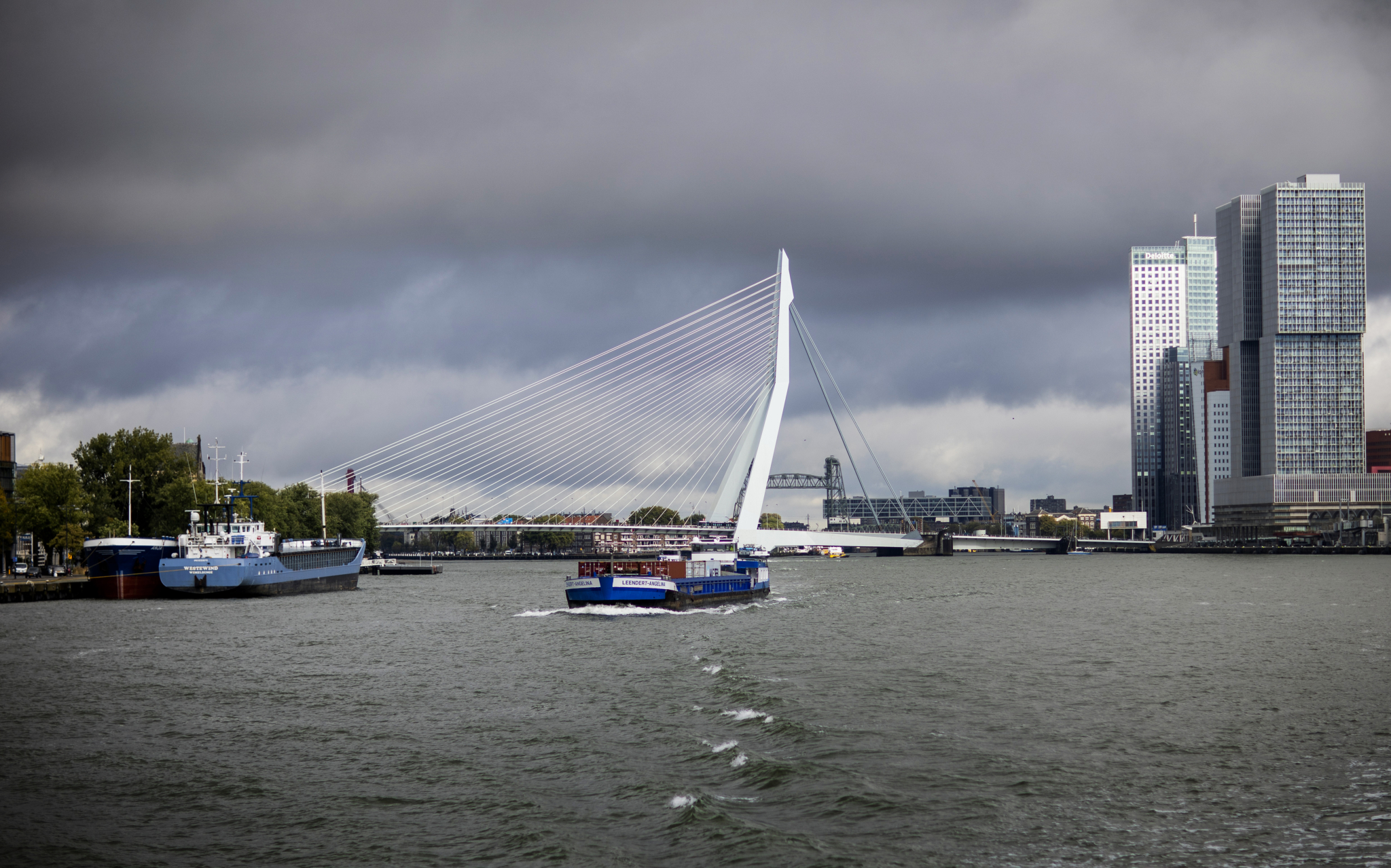 Een foto van de haven van Rotterdam.