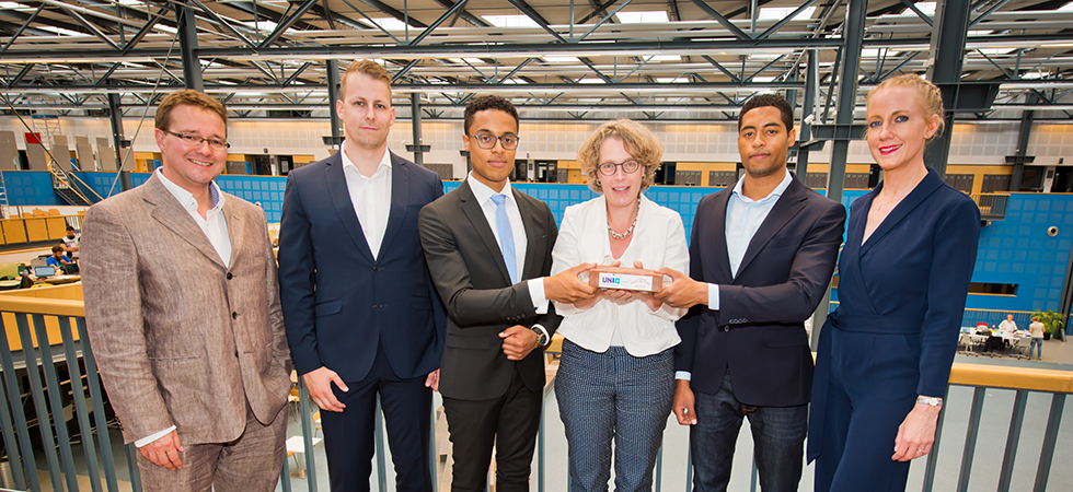 Prof. Ir. E. Voûte, decaan faculteit Industrieel Ontwerp faculteit TU Delft en leden van MAYHT