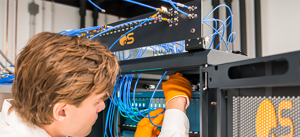 Een foto van de Orange Quantum Systems systeemgenerator.