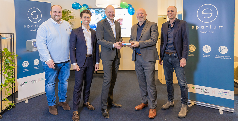 UNIIQ overhandigd de investering aan het team van Spatium Medical.