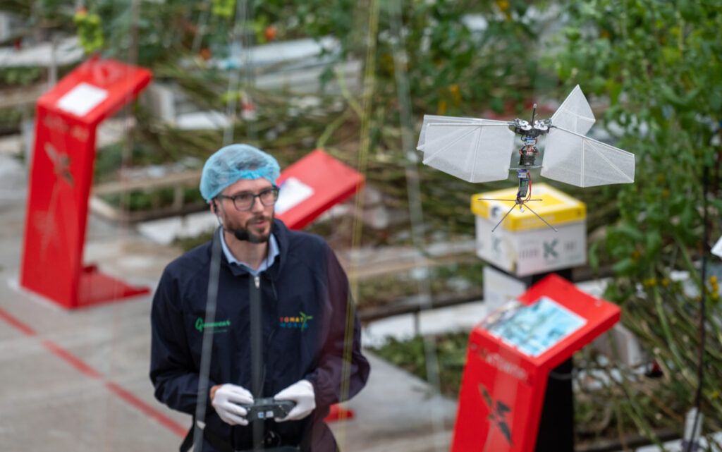 Een wetenschapper die een robotica-drone bestuurt.