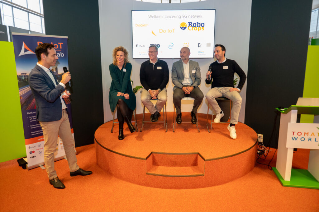 Jos Maccabiani van InnovationQuarter (L) met panelleden Brenda van den Berg-Kouwenhoven (InnovationQuarter), Pascal Heijnen (TNO), Bas Piek (MCS), Fabian van Prooijen (TU Delft)