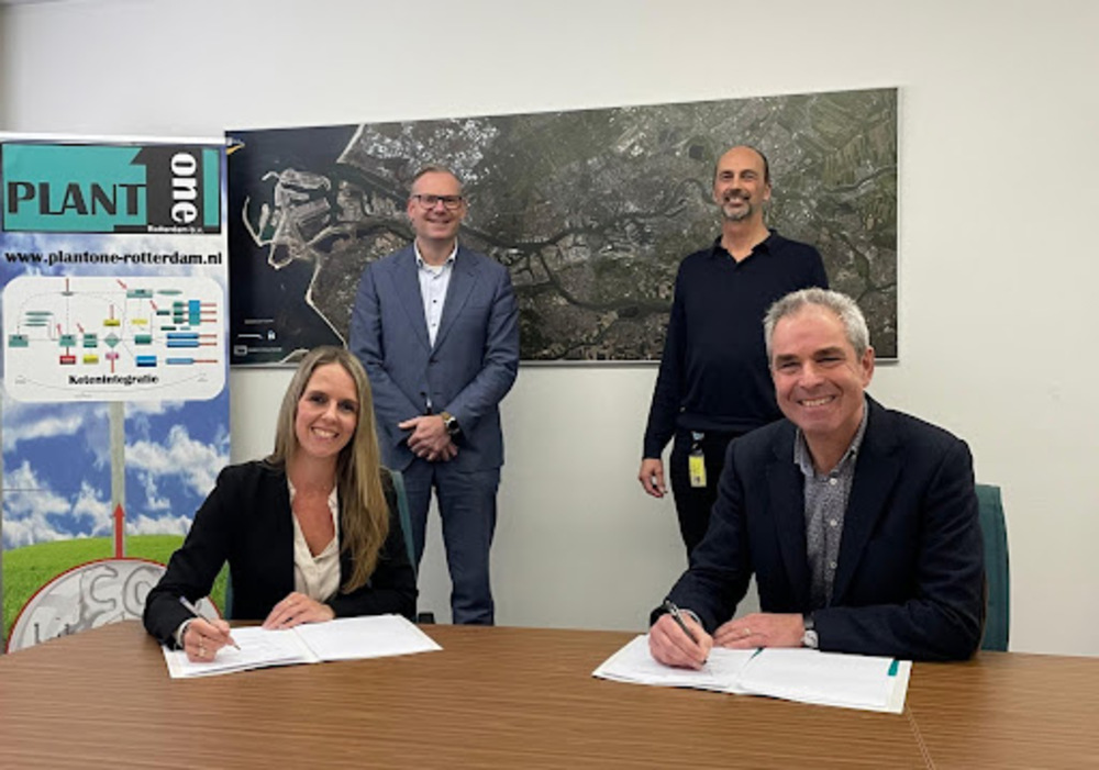 Ondertekening van het contract, van links naar rechts: Josepha van Kollenburg (Directeur FLIE), Peter van Hooft (Operational Program Manager FLIE), Taco Boerstra (Innovation Manager) en Fer Klinckhamers (CCO Plant One Rotterdam).
