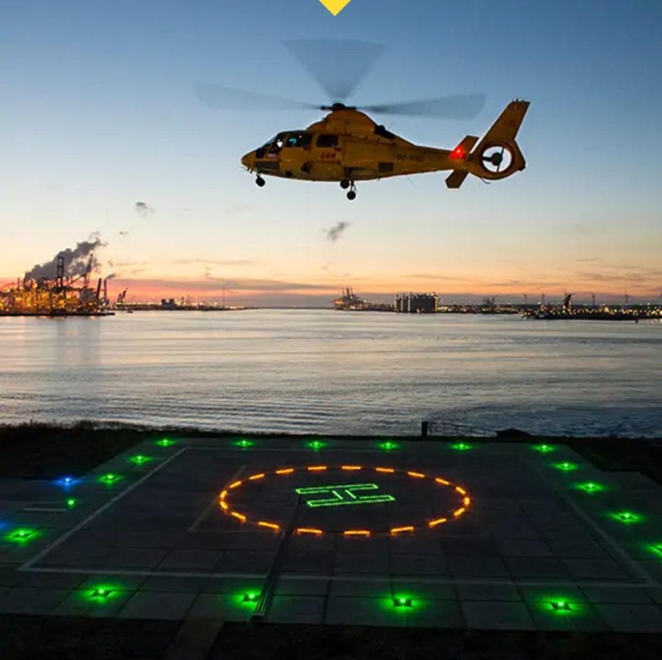 Helikopter die land op een verlicht heliplatform