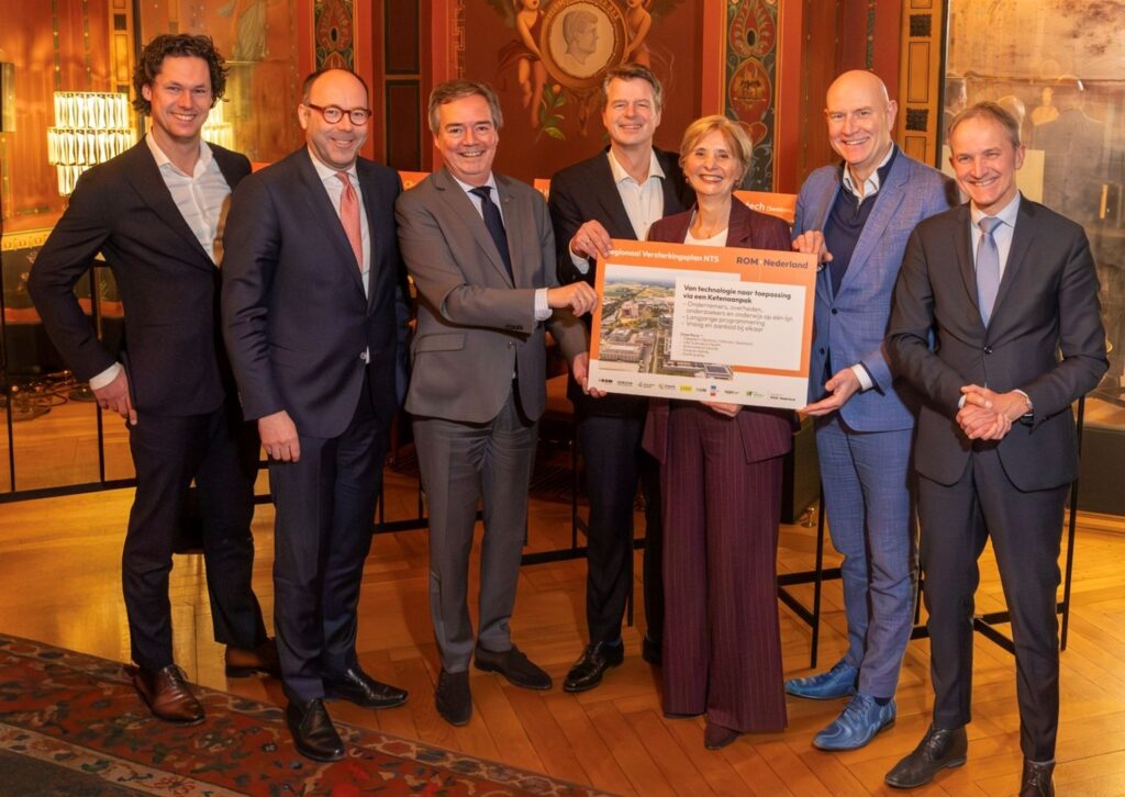 7 personen die een rvs overhandigd krijgen