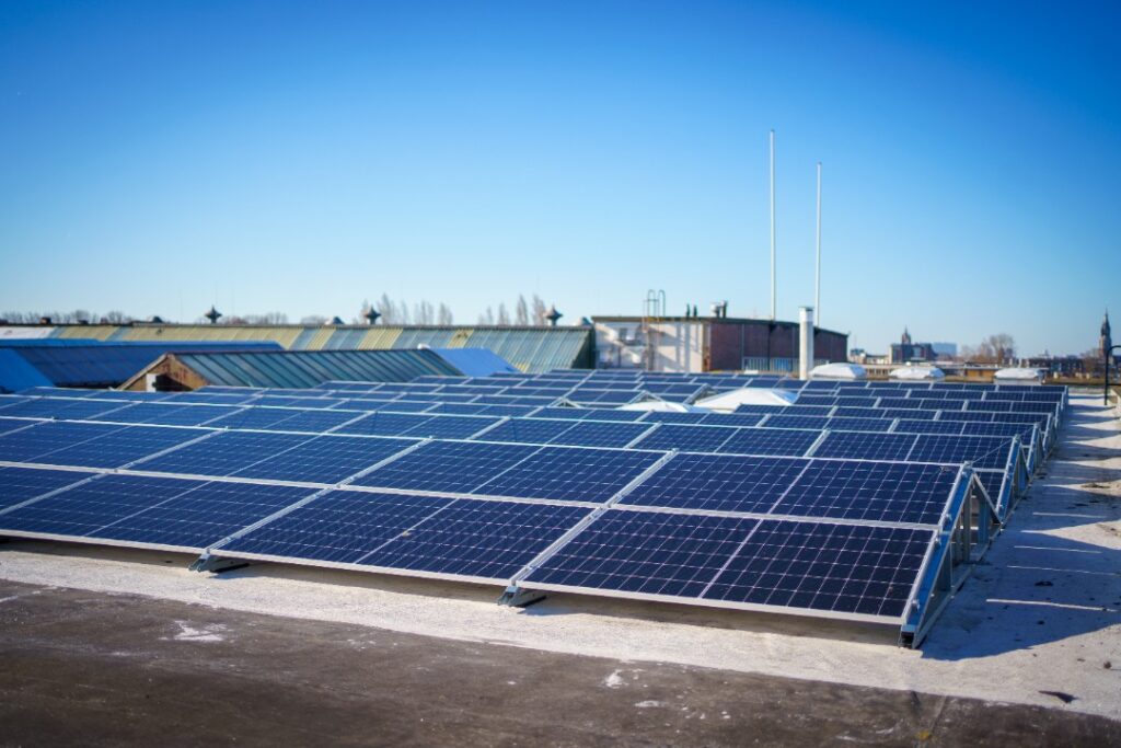 Zonnepanelen op een dak