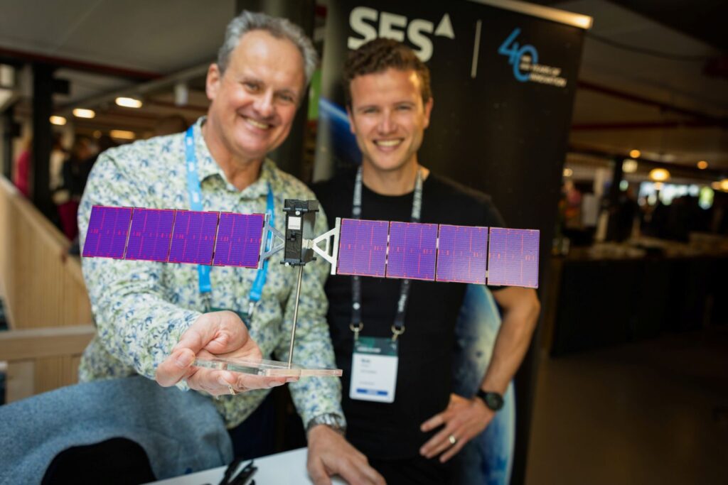 2 personen bij Securing the Future evenement