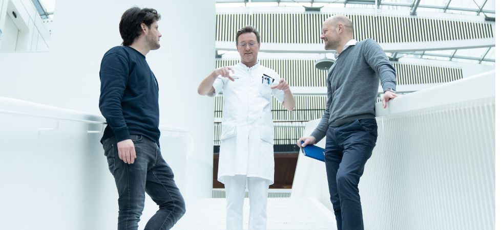 Een wetenschapper die iets uitlegt aan Spatium Medical B.V. staff.