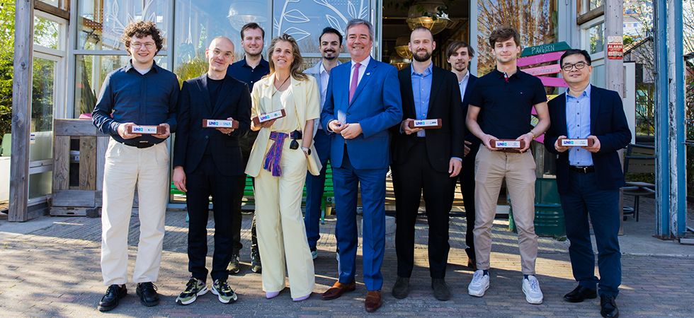 Gedeputeerde Meindert Stolk met groep ondernemers