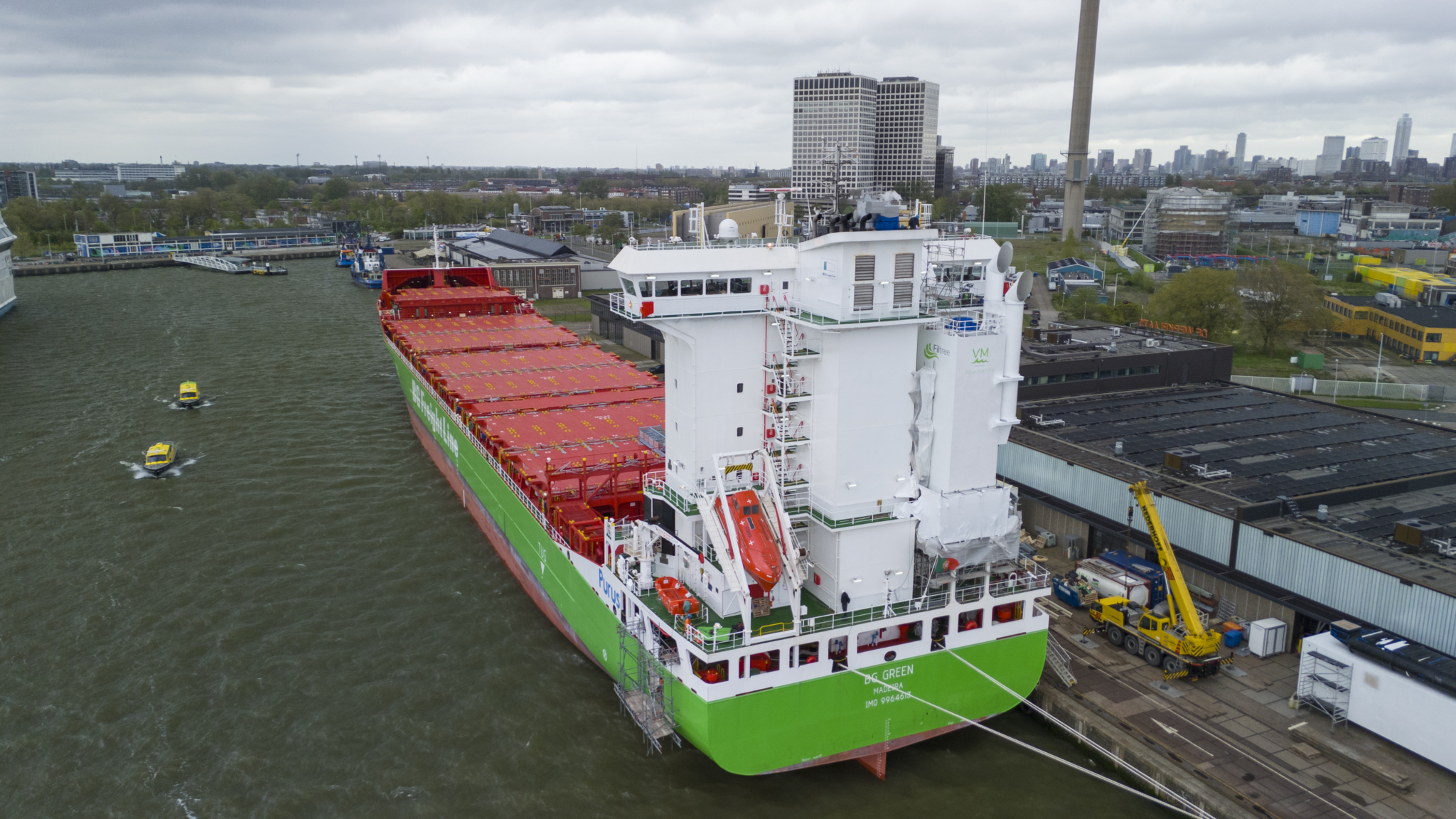 Een foto van een containerschip in de haven van Rotterdam.