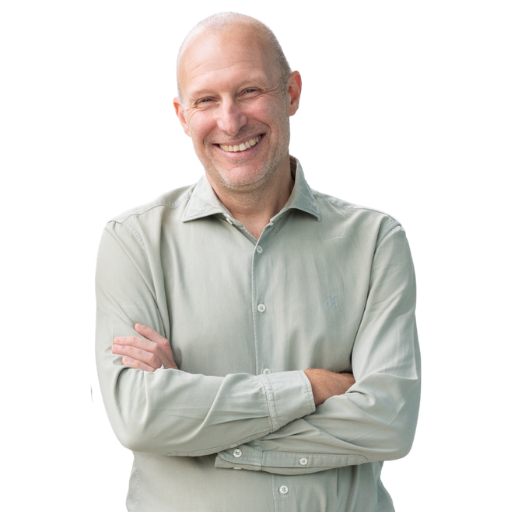 Tony Montoye, CEO van SpectaCell, glimlacht naar de camera met zijn armen over elkaar. Hij draagt een lichtgroen overhemd.